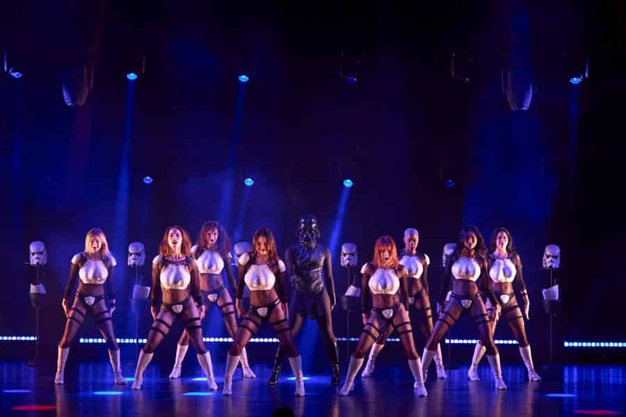 Paris Abendshow The Empire Strips Back. Foto: GetYourGuide Paris Abendshow The Empire Strips Back. Foto: GetYourGuide