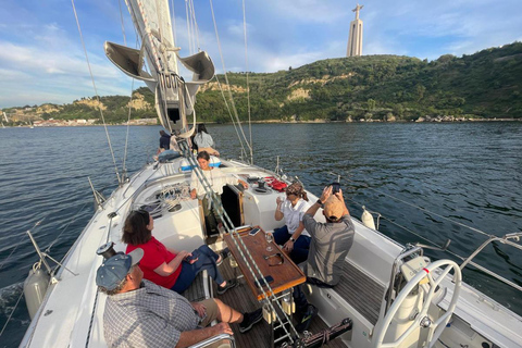 Lizbona: Rejs żaglówką o zachodzie słońca z winem