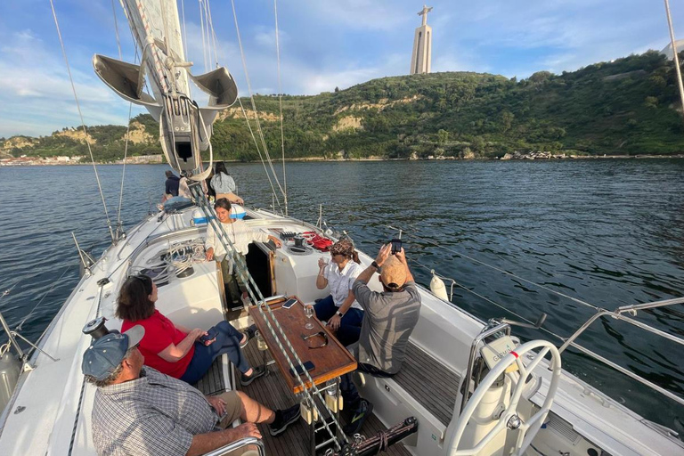 Lizbona: Rejs żaglówką o zachodzie słońca z winem