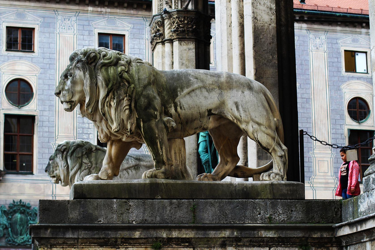 Munich: Old Town Highlights including Town Hall, Hofbräuhaus, Viktualienmarkt