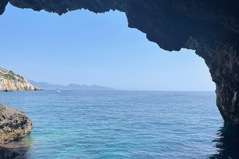 Zakynthos: Navagio Beach and Blue Caves Boat Tour Around Zante by private boat