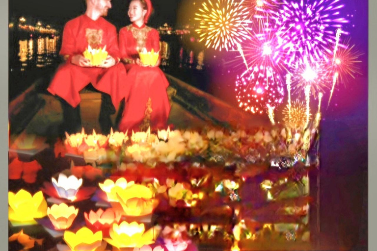 Bateau de Hoi An avec lanternes et fleurs lâchées sur la rivière Hoai la nuit