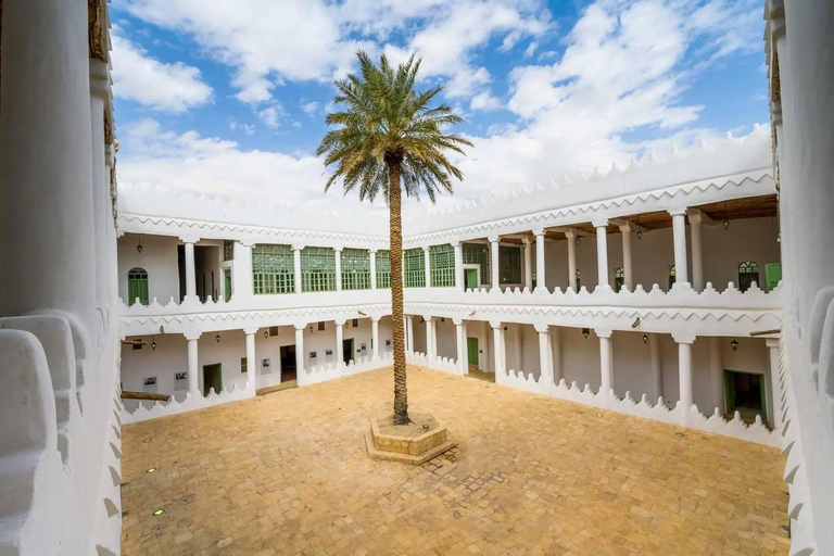 Riyadh: VIP tour of Riyadh's top landmarks including a meal