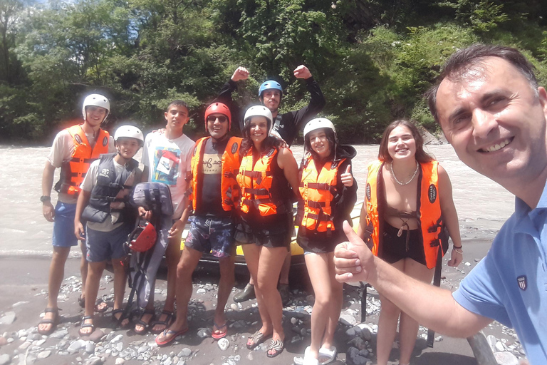 Tour privado de día completo a las montañas de Gudauri y Kazbegi