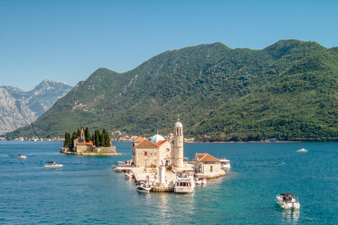 Tour in motoscafo della baia di Boka e della grotta azzurra per un ricordo che durerà tutta la vita