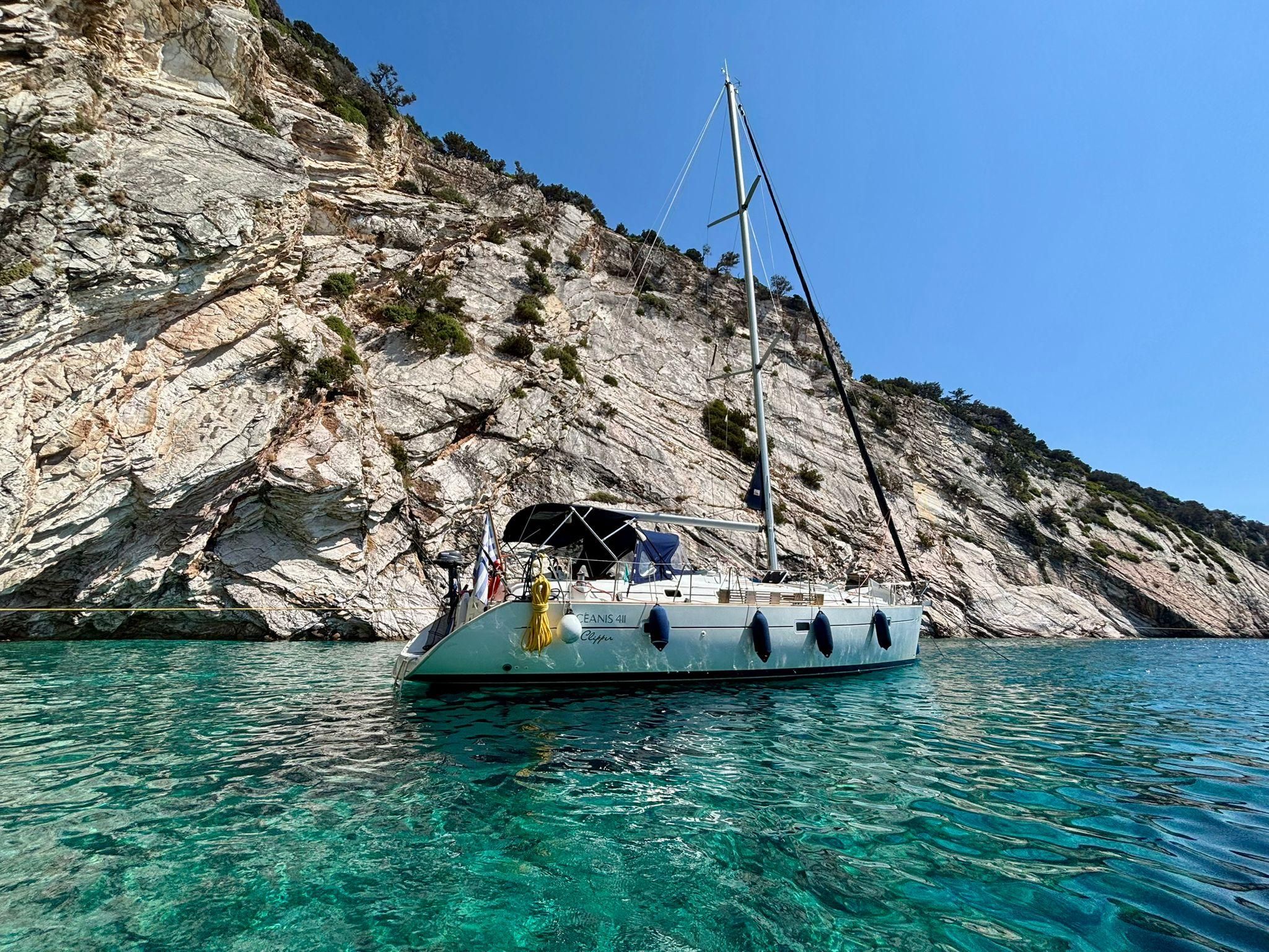 Skiathos: Exklusive tägliche Segeltour mit Mittagessen an Bord
