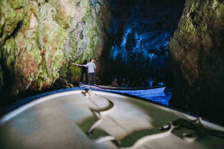 Depuis Split : grotte bleue et Hvar en hors-bord 1 journéeSplit : excursion d'une journée à la grotte bleue et à Hvar en hors-bord
