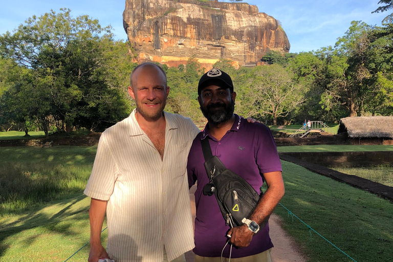 Tour privato di Sigiriya e Dambulla di un giorno interoTour partendo dalla zona di Negombo