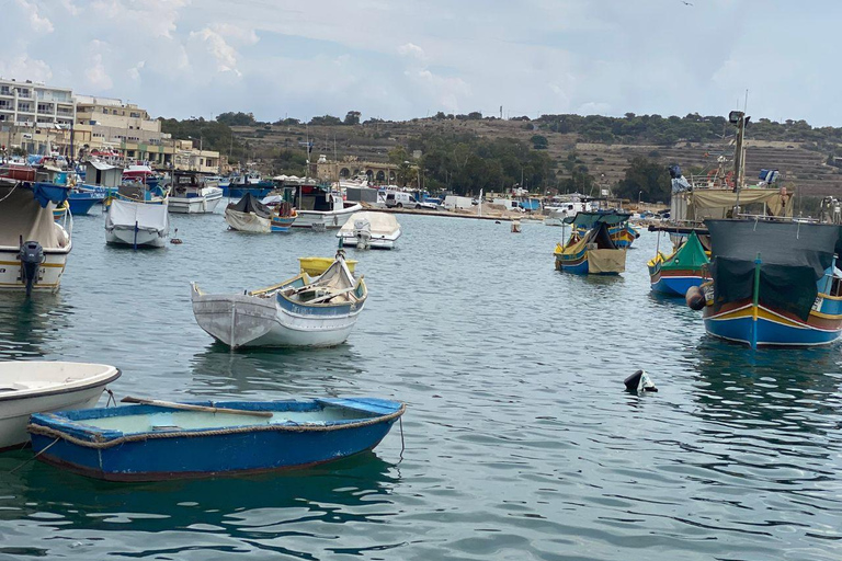 Southern Beauties: Marsaxlokk and Blue Cave TOUR IN PORTUGUESE