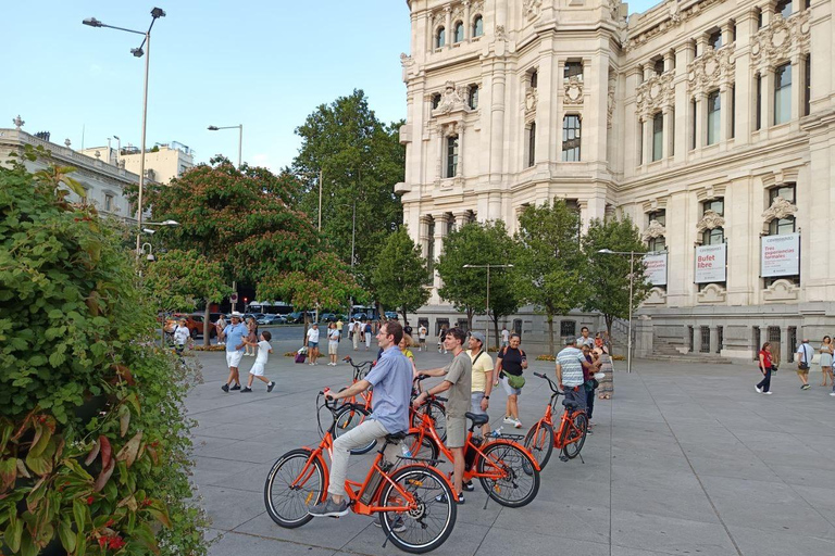 Madrid: Highlights Bike or E-Bike 1,5 Hour Tour with Guide Private Cycling Experience for Large Group (Regular Bicycle)