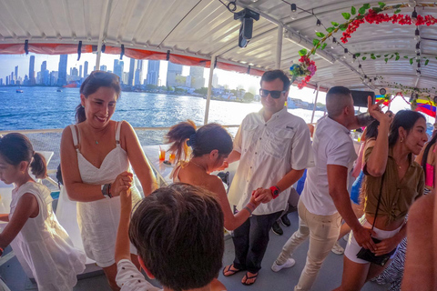 Baía de Cartagena: Passeio de barco ao pôr do sol com dança e bar aberto