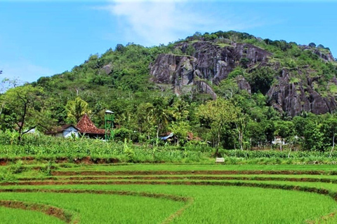 Circuit de trekking en douceur à Yogyakarta vers l&#039;ancien volcan NglanggeranTrekking au coucher du soleil à Yogyakarta