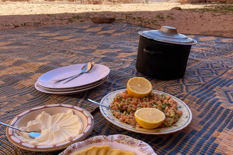 Wadi Rum: Overnight Jeep Tour with Meals and Sandboarding