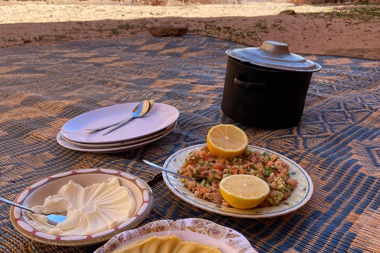 Wadi Rum: Overnight Jeep Tour with Meals and Sandboarding
