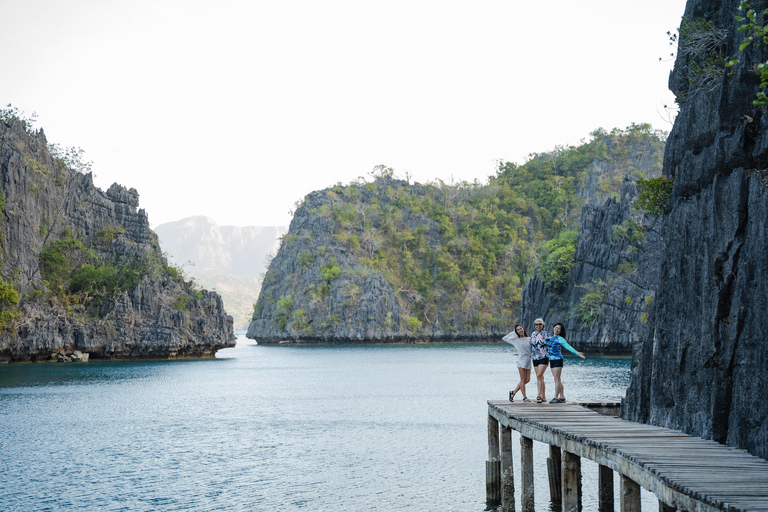 Circuit dans les îles de Coron : à bord d'un bateau privé à double pont.