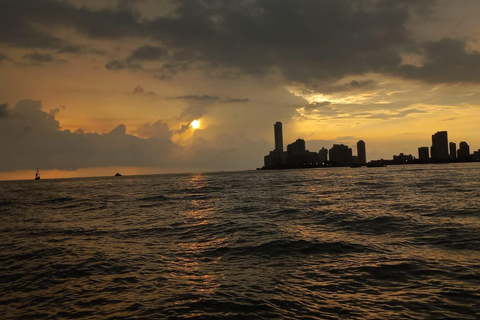 Cartagena: Atardecer en barco en la bahía con música y licor