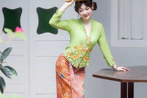Singapore: Nyonya Kebaya & Traditional Costume Rental - Image 3