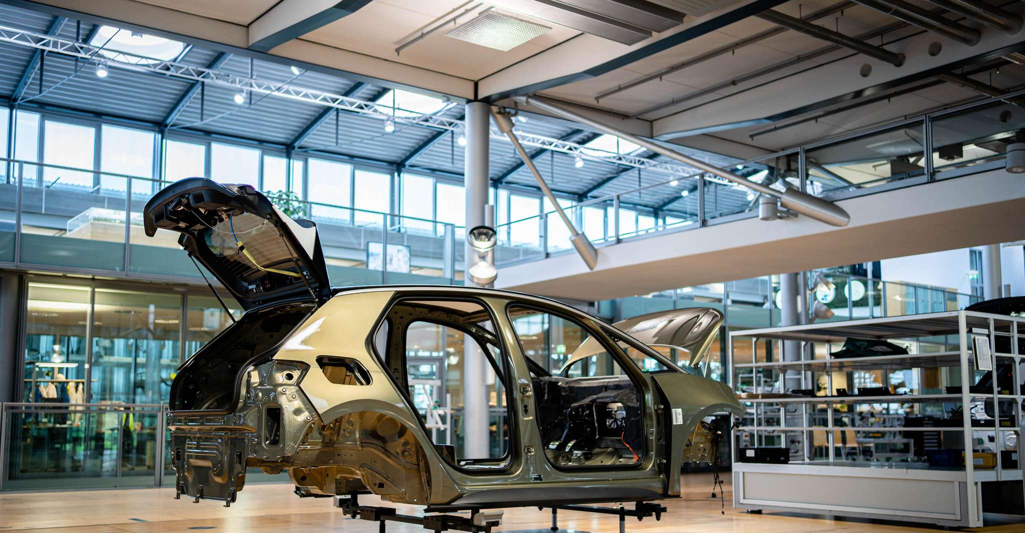 Dresda, Tour della Fabbrica Trasparente di VW - Hizvo