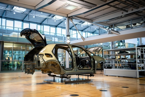 Dresden: Tour durch die Gläserne Manufaktur von VW45-minütige Tour auf Englisch