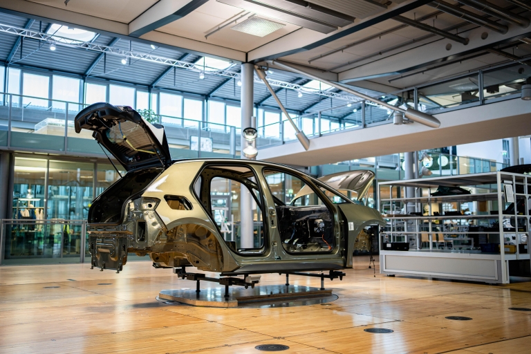Dresden: Tour durch die Gläserne Manufaktur von VW45-minütige Tour auf Deutsch