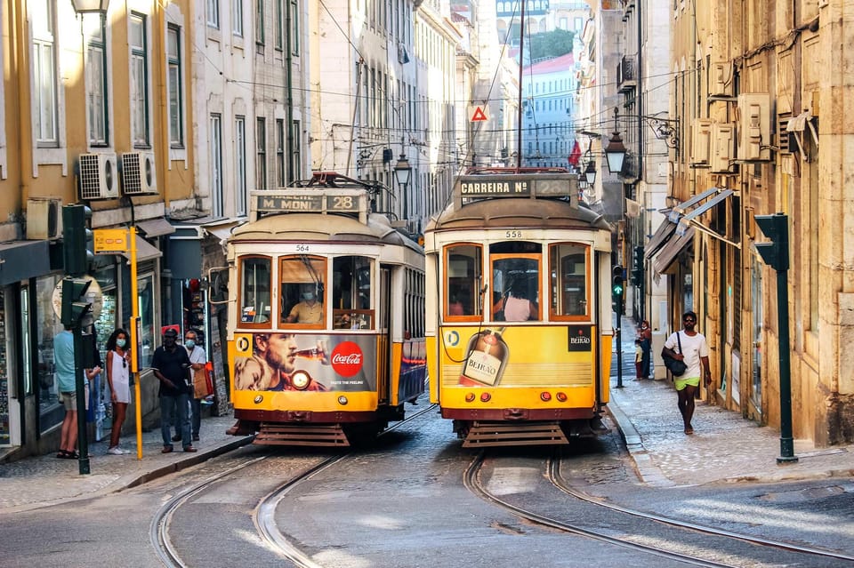 Lisboa: Tram 28 Ticket de entrada con audioguía y pase 24H | GetYourGuide