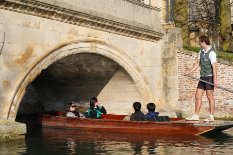 Cambridge Student-Led Walking & Punting Experience Chinese Cambridge Student-Led Private Walk & Punt Experience