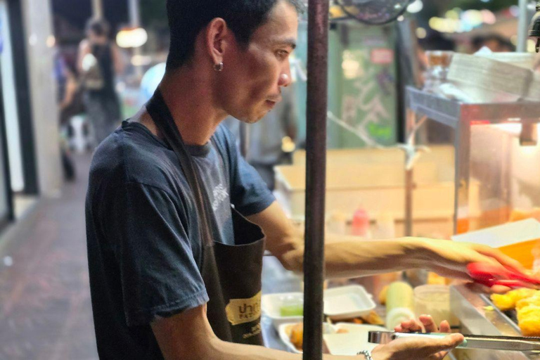 Bangkok: Street Food Tasting Tour at Night