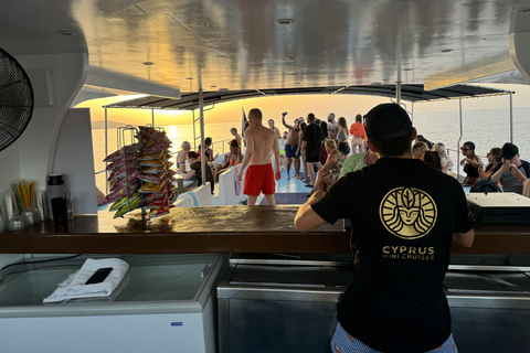 Från Paphos: Blue Lagoon Sunset Cruise med bad, BBQ och vin