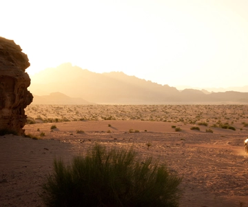 Da Wadi Rum: tour in jeep di 2 ore con pasti e pernottamento