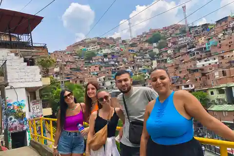Medellín:Comuna 13 tour with Spray Painting and Street food