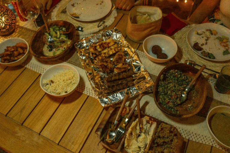 Von Dubai aus: Privates Abendessen in den Dünen von MleihaPrivates Abendessen