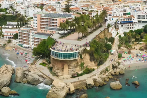 Nerja y Frigiliana desde Málaga: la montaña y el mar