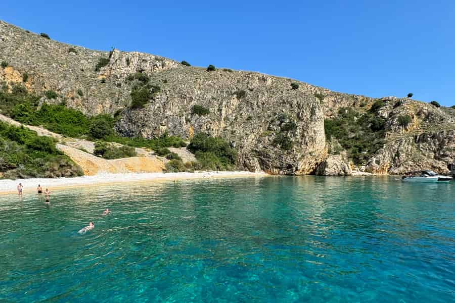 Krk: Goldene Bucht, Blaue Höhle, & 4 Inseln Kreuzfahrt. Foto: GetYourGuide Krk: Goldene Bucht, Blaue Höhle, & 4 Inseln Kreuzfahrt. Foto: GetYourGuide