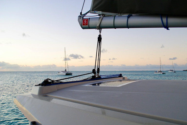 Kota Kinabalu: Catamaran with Drink, Ice Cream or Dessert