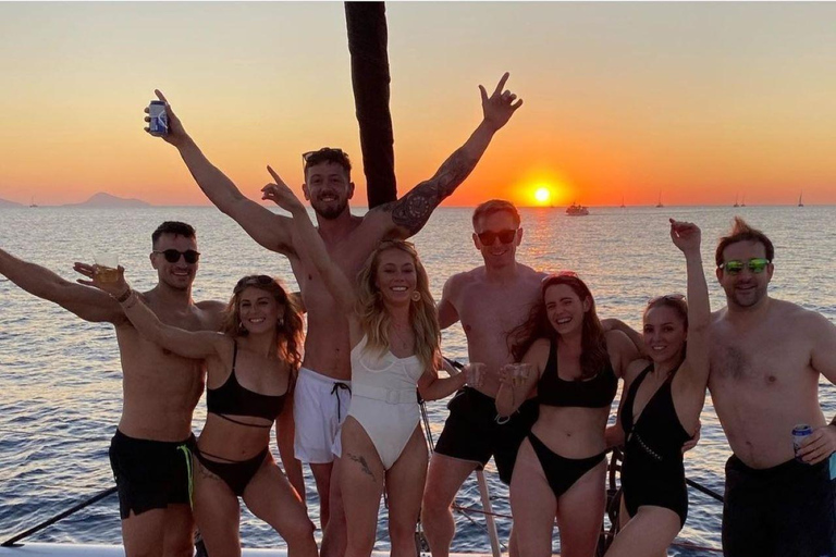 Santorin: All-inclusive-Katamaran-Kreuzfahrt mit Thirassia-StoppBootsfahrt bei Sonnenuntergang