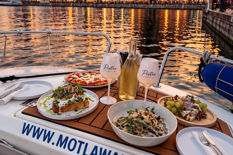 Gdańsk: Private Boat Dinner with Wine & Crane Views