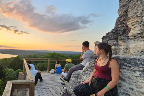 Da Flores: Tour guidato di Yaxha al tramonto