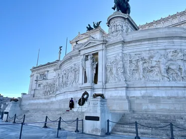 Rom: Tour zum Viktor-Emmanuel-Denkmal mit Aufzugsoption Rom: Tour zum Viktor-Emmanuel-Denkmal mit Aufzugsoption