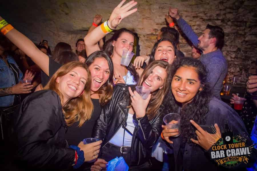 Prag: Uhrturm-Kneipentour, die im GRÖSSTEN Club endet. Foto: GetYourGuide Prag: Uhrturm-Kneipentour, die im GRÖSSTEN Club endet. Foto: GetYourGuide