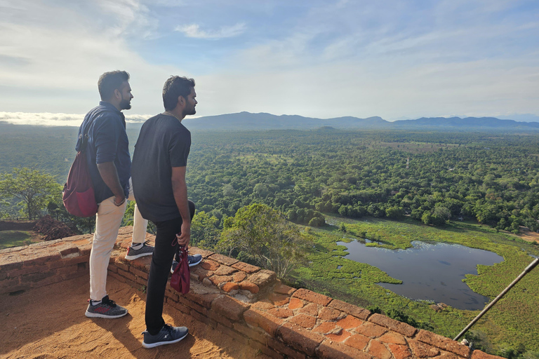 Från Kandy: Dagsutflykt till Sigiriya och Dambulla