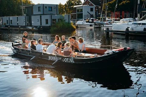 Groningen: Informative city canal cruise + drinks & cookies