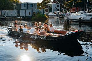 Groningen: Informative city canal cruise + drinks & cookies