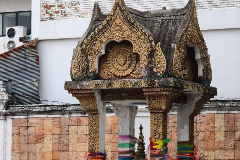 Chiang Mai: Old City Walking Tour with Temples & History Small Group Without Entry Fees