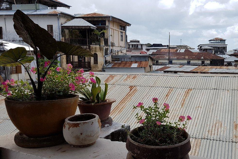 BAO-spel och swahili-kaffeprovning på ZanzibarBAO: Spel- och swahilikaffesmakning på Zanzibar.