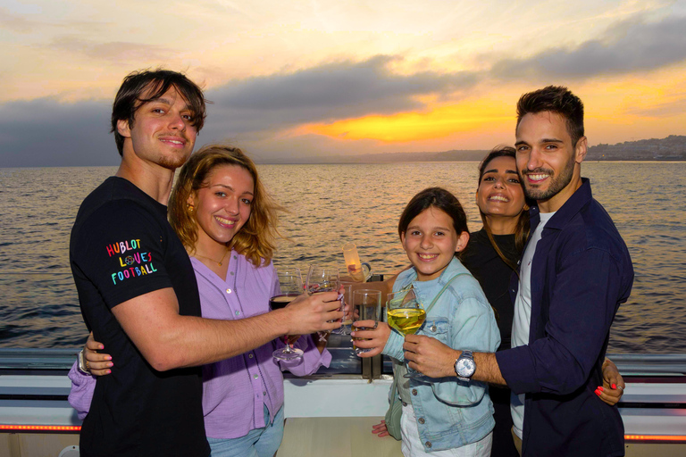 Lisbonne : Croisière sur le Tage au coucher du soleil avec boisson de bienvenueLisbonne : croisière au crépuscule sur le Tage, vin & en-cas