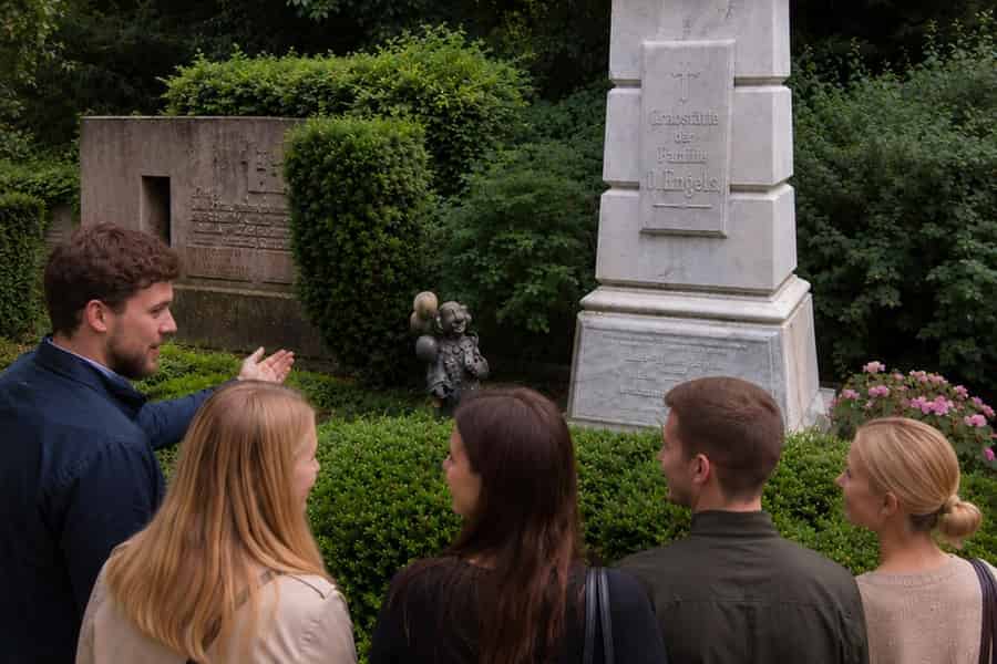 Köln: Rundgang zu den Karnevalfiguren auf dem Melatenfriedhof. Foto: GetYourGuide