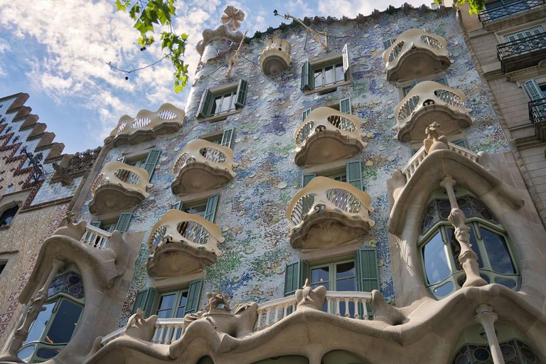 Barcelona: Gaudí's Houses Walking Tour with Guide