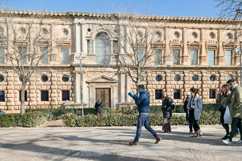 Essential Granada: Alhambra, Two Rivers, Three Worlds Essential Granada: Alhambra, Two Rivers, Three Worlds (E)