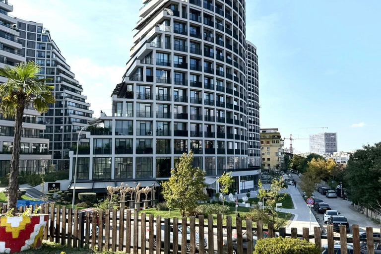 与当地司机一起在 6 小时内探索地拉那当地司机带你在 6 小时内探索地拉那