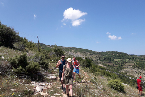 Tagestour von Berat zum Sotira Wasserfall - Wanderung 4x4 Tour